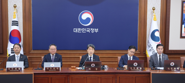 이주호(가운데) 대통령 권한대행 부총리 겸 교육부 장관이 2일 정부서울청사에서 임시 국무회의를 주재하고 있다. 연합뉴스