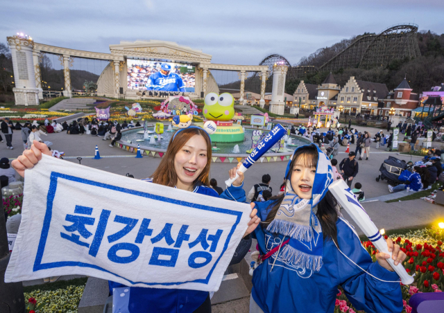 에버랜드 포시즌스가든에서 진행된 프로야구 생중계 경기를 보며 응원하는 팬들 모습. 사진 제공=에버랜드.