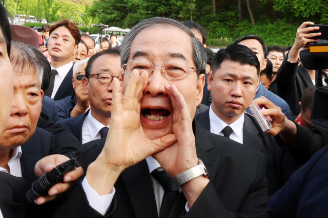 2일 광주 북구 국립 5·18 민주묘지를 찾은 한덕수 전 총리가 광주비상행동 등 시민·사회단체 관계자들의 반발에 가로 막히자 