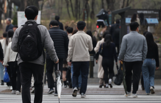 서울 여의도에서 시민들이 이동하고 있다. 3일 전국에 비 예보가 있지만 강수량은 적을 전망이다. 연합뉴스