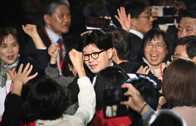 한동훈 국민의힘 대선 경선 후보가 3일 경기 고양시 킨텍스에서 열린 국민의힘 최종 대선 후보 선출을 위한 전당대회에 입장하고 있다. 연합뉴스