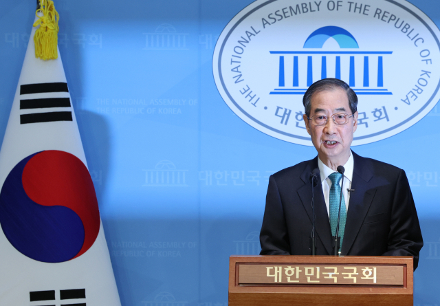 한덕수 전 국무총리가 2일 서울 여의도 국회 소통관에서 대통령 선거 출마 선언을 하고 있다. 연합뉴스