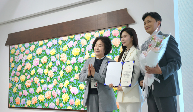 2일 서울 은평구 사비나미술관에서 열린 '2025 박물관·미술관 주간' 개막식에서 조한희 한국박물관협회장이 홍보대사 박시은·진태현 부부에게 홍보대사 위촉장을 수여한 후 기념촬영하고 있다. 사진 제공=문화체육관광부