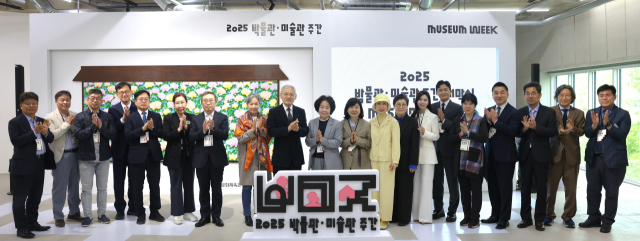 유인촌 문화체육관광부 장관이 2일 서울 은평구 사비나미술관에서 열린 '2025 박물관·미술관 주간' 개막식에서 참석자들과 기념 촬영하고 있다. 사진 제공=문화체육관광부