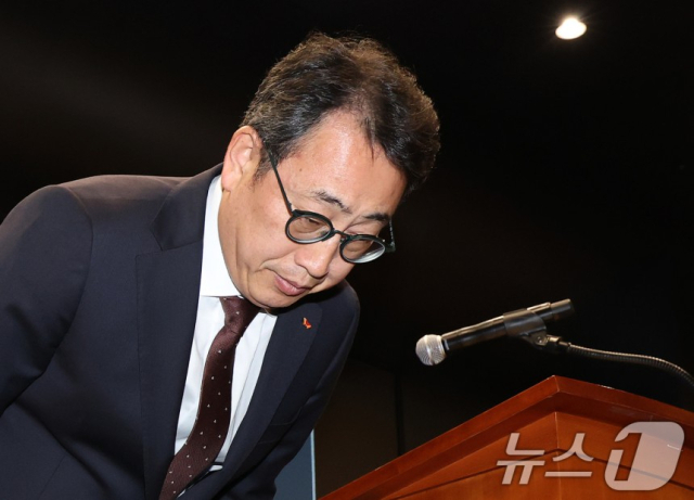 SK텔레콤 '최고단계' 비상경영 돌입…창사이래 최대 위기