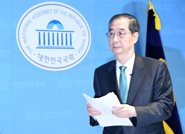 한덕수 전 국무총리가 2일 서울 여의도 국회 소통관에서 제21대 대통령선거 출마 선언을 마치고 이동하고 있다. 성형주 기자