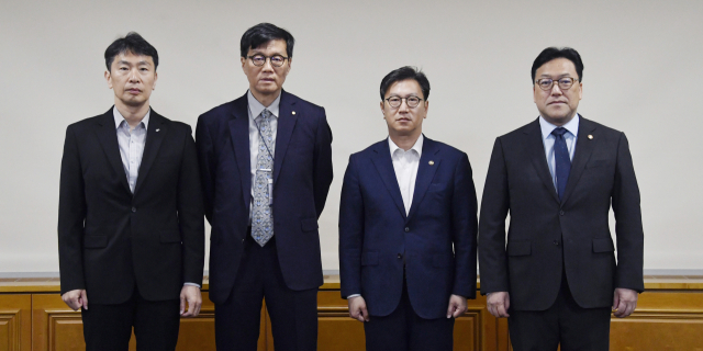 2일 서울 중구 은행회관에서 열린 '거시경제·금융현안 간담회'에서 이복현(왼쪽부터) 금융감독원장, 이창용 한국은행 총재, 김 직무대행, 김병환 금융위원장이 촬영을 하고 있다. 사진 제공=기획재정부