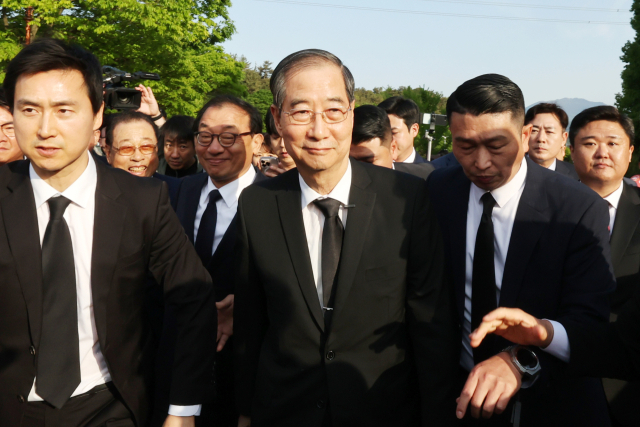 한덕수 전 국무총리가 2일 오후 광주 북구 국립 5·18 민주묘지 참배를 하기 위해 지지자들과 민주의문 앞으로 이동하고 있다. 연합뉴스