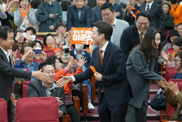 이준석 개혁신당 대선 후보가 3일 서울 영등포구 국회 의원회관에서 열린 '제21대 대통령 선거 필승결의대회'에 들어서고 있다. 연합뉴스