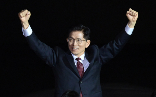 김문수 국민의힘 대선 경선 후보가 3일 경기 고양시 일산 킨텍스에서 열린 국민의힘 제5차 전당대회에서 참석자들에게 인사하며 입장하고 있다. 고양=성형주 기자