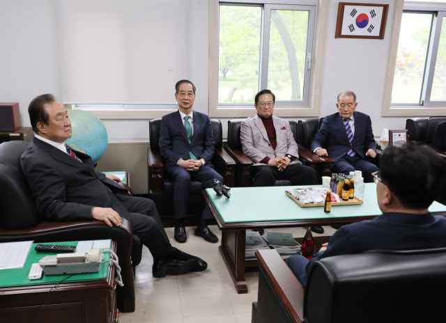 한덕수(왼쪽 두번째) 전 국무총리가 3일 서울 여의도 국회 헌정기념관을 찾아 정대철(왼쪽) 헌정회장과 만나고 있다. 연합뉴스