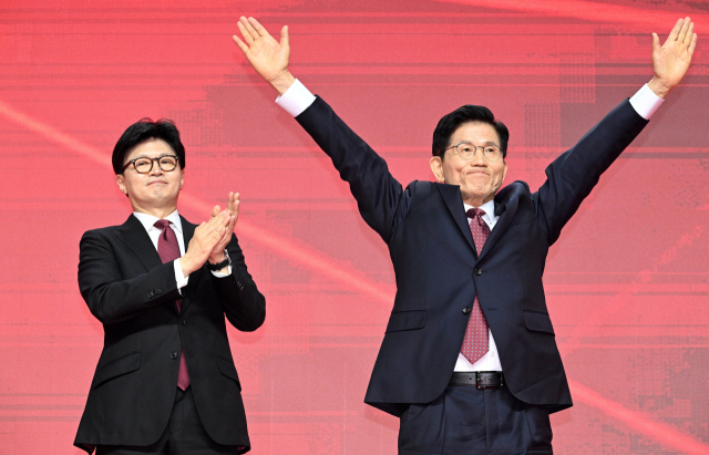 김문수 국민의힘 대선 예비후보가 3일 경기 일산 킨텍스에서 열린 제5차 전당대회에서 최종 후보로 확정된 뒤 기뻐하고 있다. 성형주 기자