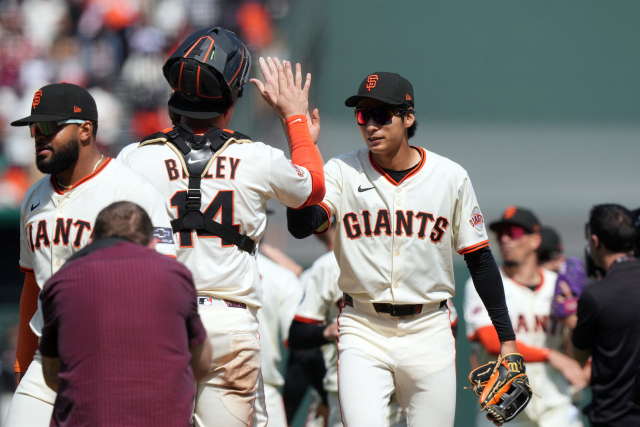 MLB 콜로라도전 승리 뒤 동료들과 하이파이브하는 샌프란시스코 이정후. 연합뉴스