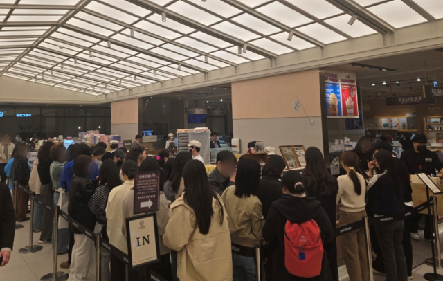 신세계백화점 대전점에 오픈한 부창제과 매장 앞에 대기줄이 길게 늘어서있다. 사진 제공=FG