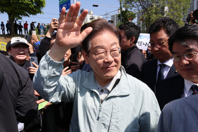 이재명 더불어민주당 대선 후보가 대선을 한 달 앞둔 4일 '골목골목 경청투처 : 단양8경편' 첫 방문지인 경북 영주시 문정둔치에서 열린 한국선비문화축제장을 찾아 시민들에게 인사하고 있다. 연합뉴스
