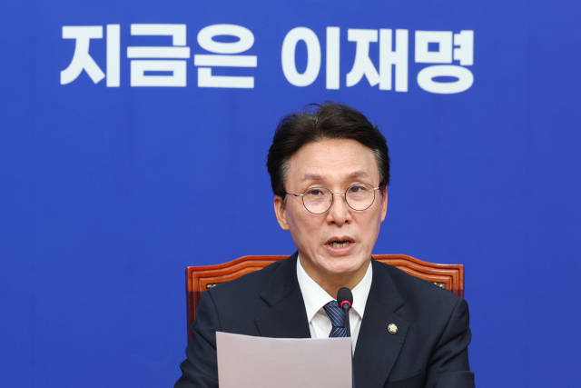 김민석 더불어민주당 상임공동 선거대책위원장이 4일 서울 여의도 국회에서 기자간담회를 하고 있다. 뉴스1