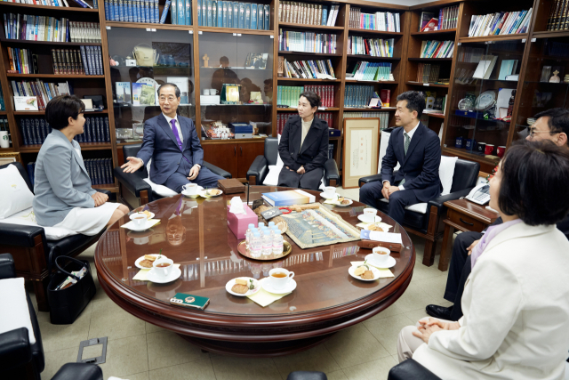 대선 출마를 선언한 무소속 한덕수(왼쪽 두번째) 예비후보가 4일 예배 참석차 서울 종로구 종교교회를 찾아 전창희 담임 목사 등 교회 관계자들과 대화하고 있다. 연합뉴스