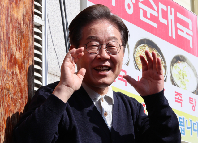 이재명 더불어민주당 대선 후보가 '골목골목 경청투어' : 단양8경편'에 나선 4일 강원도 영월군 영월서부시장에서 지지를 호소하고 있다. 연합뉴스