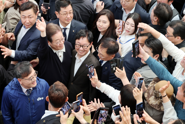 이재명 더불어민주당 대선 후보가 '골목골목 경청투어' : 단양8경편'에 나선 4일 충북 단양군 단양구경시장에서 지지자들과 인사하고 있다. 연합뉴스