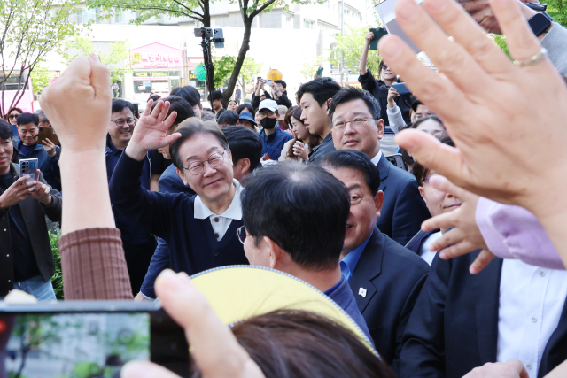 이재명 더불어민주당 대선 후보가 '골목골목 경청투어' : 단양8경편'에 나선 4일 경북 예천군 도청신도시를 찾아 지지자들에게 인사하고 있다. 연합뉴스