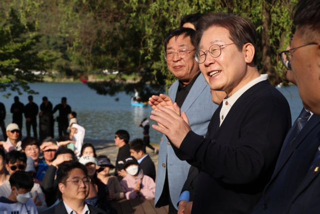 더불어민주당 이재명 대선 후보가 ‘골목골목 경청투어 : 단양8경편’에 나선 4일 충북 제천군 의림지를 찾아 도민들에게 지지를 호소하고 있다. 제천=연합뉴스