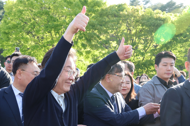 더불어민주당 이재명 대선 후보가 '골목골목 경청투어' : 단양8경편'에 나선 4일 충북 제천군 의림지를 찾아 지지자들을 향해 인사하고 있다. 연합뉴스