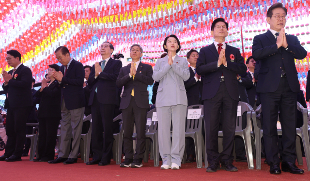 5일 서울 종로구 조계사에서 열린 불기 2569년 부처님오신날 봉축법요식에 참석한 대선 후보와 정당 정치인들이 합장하고 있다. 오른쪽부터 더불어민주당 이재명 대선 후보, 국민의힘 김문수 대선 후보, 진보당 김재연 대선 후보, 정의당 권영국 대선 후보, 무소속 한덕수 대선 예비후보, 국민의힘 권영세 비상대책위원장, 조국혁신당 김선민 대표 권한대행, 개혁신당 천하람 대표 권한대행 겸 원내대표. /연합뉴스