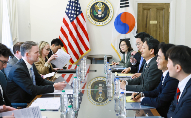 안덕근 산업통상자원부 장관이 4월 24일(현지시간) 미국 워싱턴DC 무역대표부(USTR) 회의실에서 제이미슨 그리어 미국 무역대표부 대표와 통상 협의를 하고 있다. 사진 제공=산업부
