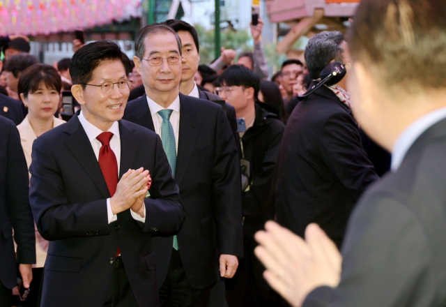 김문수 국민의힘 대선 후보와 한덕수 무소속 대선 예비후보가 5일 서울 종로구 조계사에서 열린 불기 2569년 부처님오신날 봉축법요식에 참석하고 있다. 연합뉴스