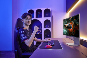 프로게이머 T1 페이커 선수가 '오디세이 OLED G8'을 체험하고 있다. 사진제공=삼성전자