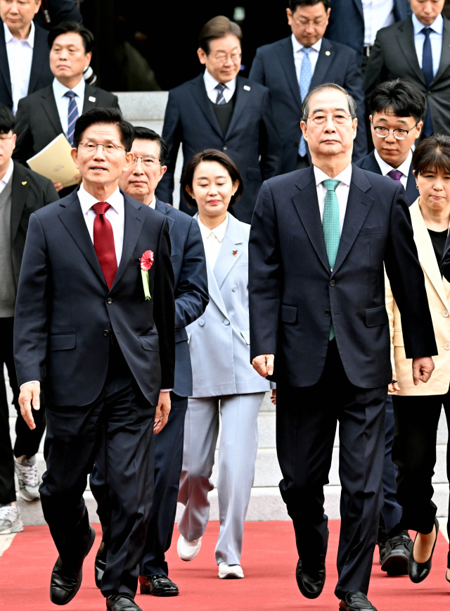 김문수 국민의힘 대선 후보와 한덕수 무소속 대선 예비후보 등이 5일 서울 종로구 조계사에서 봉축법요식에 입장하고 있다. 연합뉴스