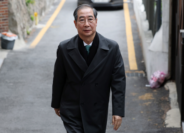 무소속 한덕수 대선 예비후보가 5일 손학규 전 민주당 대표와 만찬 회동을 갖기 위해 서울 종로구 한 식당으로 들어서고 있다. 연합뉴스