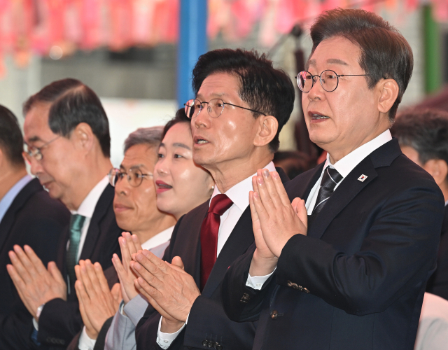 지난 5일 서울 종로구 조계사에서 열린 불기 2569년 부처님오신날 봉축법요식에 대선 후보들이 참석해 합장하고 있다. /연합뉴스