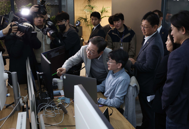 지난 14일 이재명 더불어민주당 대선후보가 서울 강남구 퓨리오사AI에서 한 연구원에게 질문하고 있다. /연합뉴스