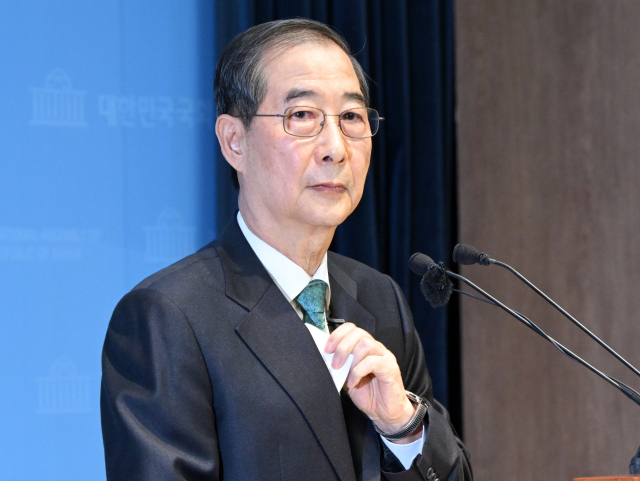 한덕수 무소속 예비후보가 2일 서울 여의도 국회 소통관에서 제21대 대통령선거 출마 선언을 한 뒤 이동하고 있다. 성형주 기자
