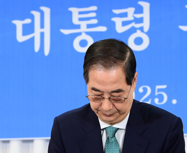 한덕수 무소속 대선 예비후보가 6일 서울 중구 코리아나호텔에서 열린 관훈토론회에서 참석자들에게 인사하고 있다. 국회사진기자단