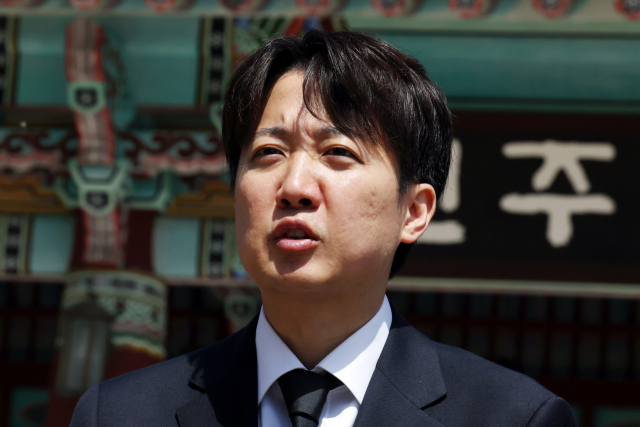 지난 4일 오전 광주 북구 국립 5·18 민주묘지에서 이준석 개혁신당 대선 후보가 참배를 마친 뒤 발언하고 있다. 연합뉴스