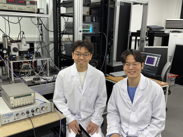 김갑진(왼쪽) KAIST 물리학과 교수와 송무준 박사. 사진 제공=KAIST