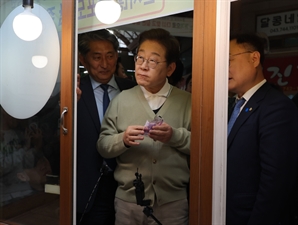 이재명, ‘육영수 고향’ 옥천서 “정치적 이유로 죽이는 일 없어야”