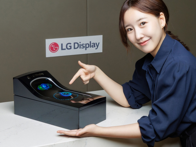 LG디스플레이 직원이 차량용 스트레처블 디스플레이를 소개하고 있다. 사진 제공=LG디스플레이
