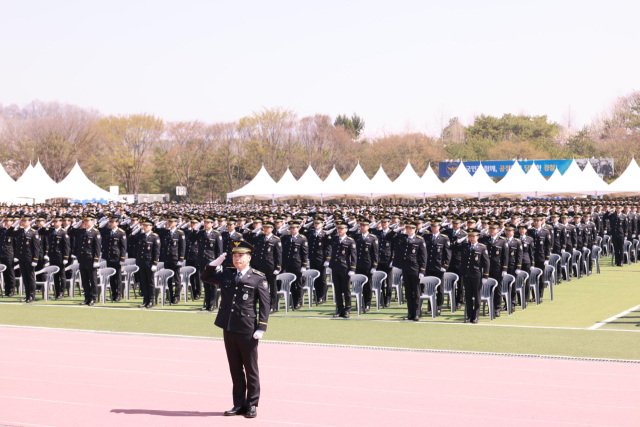 지난달 11일 충북 충주시 중앙경찰학교 대운동장에서 신임경찰 제315기 졸업식에서 졸업생들이 경례하고 있다. 사진제공=경찰청