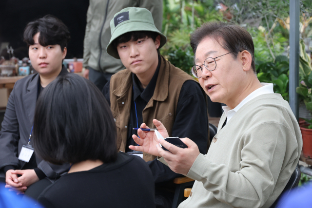이재명(오른쪽) 더불어민주당 대선 후보가 ‘골목골목 경청투어’에 나선 6일 충북 보은군 화훼농원 숲결에서 청년 농업인들과 간담회를 하고 있다. 뉴스1