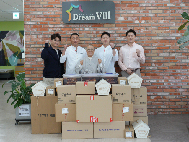 우영미 (가운데) 강남드림빌 원장과 바디프랜드 직원복지팀을 비롯한 바디프랜드 관계자들이 기부식 행사에서 기념 촬영을 하고 있다. 사진 제공=바디프랜드