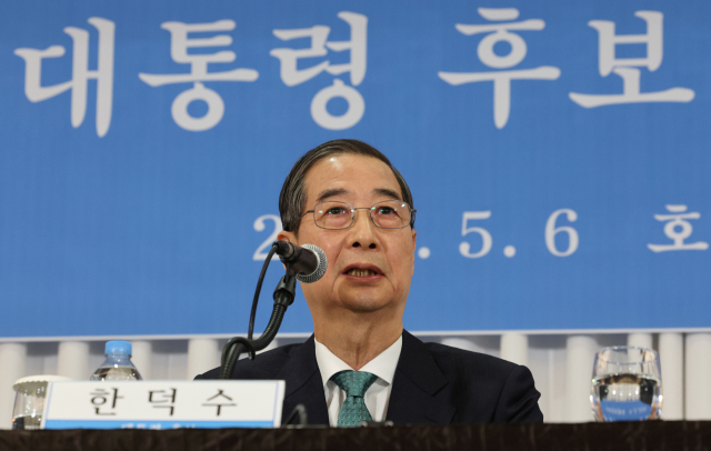 무소속으로 출마한 한덕수 대통령선거 예비후보가 6일 서울 중구 코리아나호텔에서 열린 관훈토론회에서 답변하고 있다. 국회사진기자단