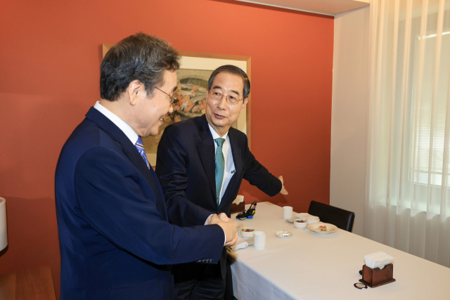 6일 서울 중구 컨퍼런스하우스달개비에서 한덕수 대선 예비 후보가 오찬회동을 위해 이낙연 전 국무총리에게 상석을 안내하고 있다. 성형주 기자 2025.05.06