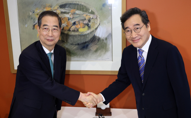한덕수(오른쪽) 후보와 이낙연 상임고문이 6일 서울 중구의 한 식당에서 만나 악수하고 있다. 이 상임고문은 이날 한 후보와 개헌 연대에 동참하겠다고 밝혔다. 성형주 기자
