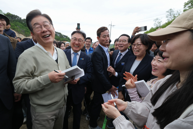 이재명 더불어민주당 대선 후보가 '골목골목 경청투어' : 국토종주편'에 나선 6일 충북 보은군 화훼농원 '숲결'에서 열린 충북 청년 농업인 간담회에 참석하며 지지자들과 인사하고 있다. 연합뉴스