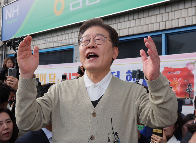 이재명 더불어민주당 대선 후보가 '골목골목 경청투어:국토종주편'에 나선 6일 충남 금산군 금산터미널 일대에서 연설을 하고 있다. 연합뉴스