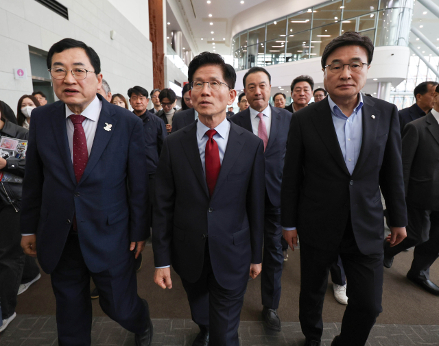 [속보] 김문수 "당에서 대선 후보 끌어내리려 해"…일정 중단 선언