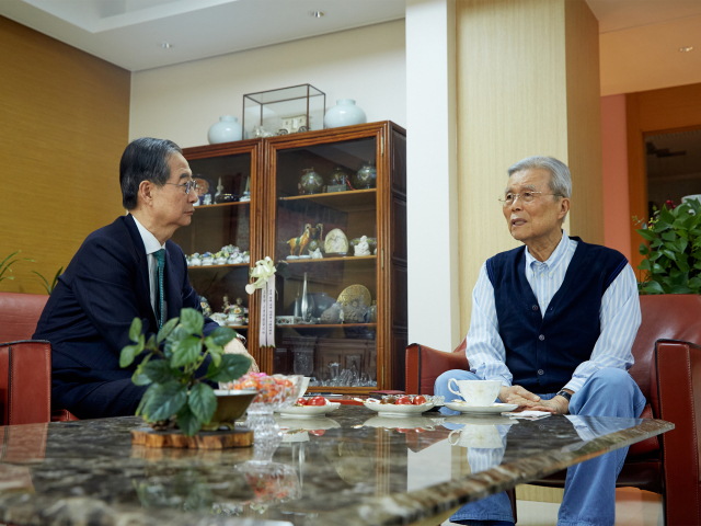 한덕수(왼쪽) 후보가 6일 김종인 전 위원장의 사무실을 찾아 대화를 나누고 있다. 사진제공=한덕수 캠프